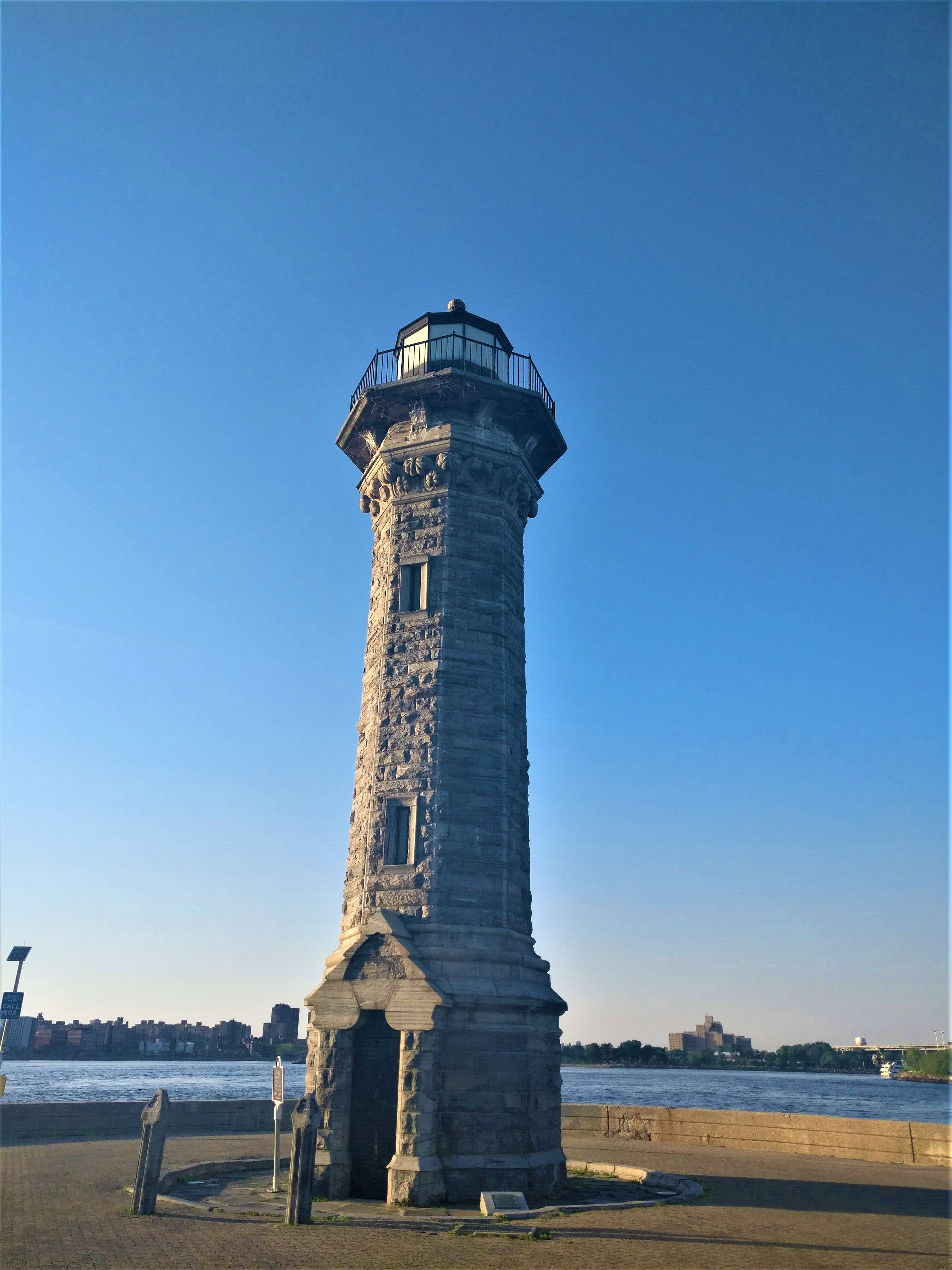 Stone lighthouse on Roosevelt Island, NYC, on a cheap daytrip from Manhattan. 